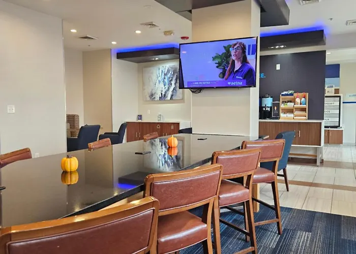 Express & Chicago West - St Charles By Ihg 2* Saint Charles