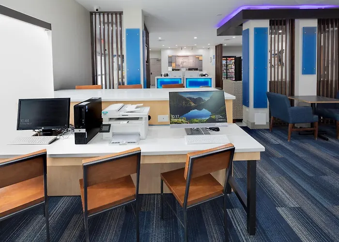Express & Chicago West - St Charles By Ihg Hotel 2*