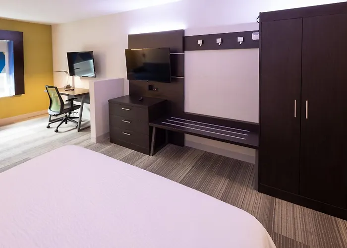 Express & Chicago West - St Charles By Ihg Hotel