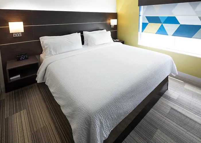 Hotel Express & Chicago West - St Charles By Ihg 2*