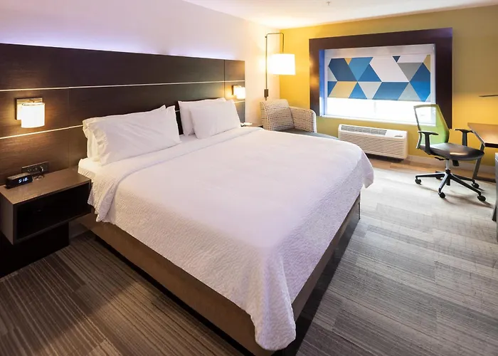 Express & Chicago West - St Charles By Ihg Hotel
