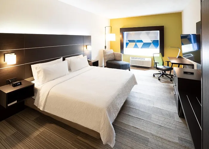 Express & Chicago West - St Charles By Ihg Saint Charles