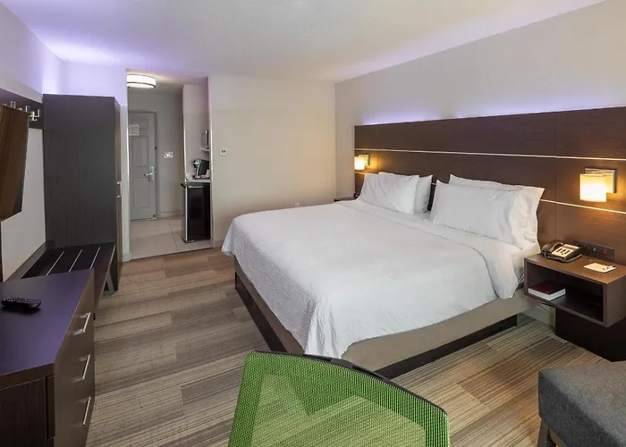 Express & Chicago West - St Charles By Ihg Hotel