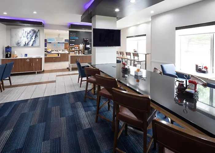 Hotel Express & Chicago West - St Charles By Ihg