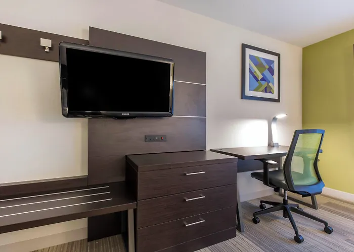 Express & Chicago West - St Charles By Ihg Saint Charles