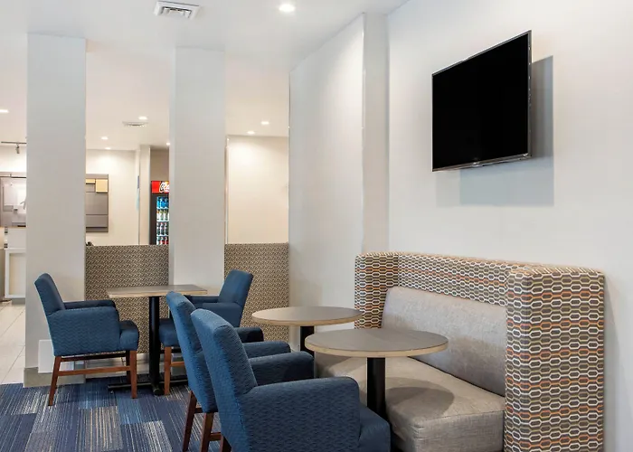 Express & Chicago West - St Charles By Ihg Hotel 2*
