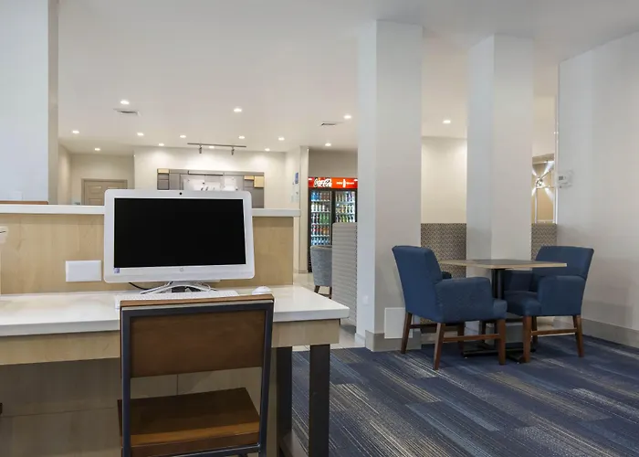 Hotel Express & Chicago West - St Charles By Ihg 2*