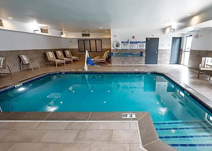 Express & Chicago West - St Charles By Ihg Saint Charles